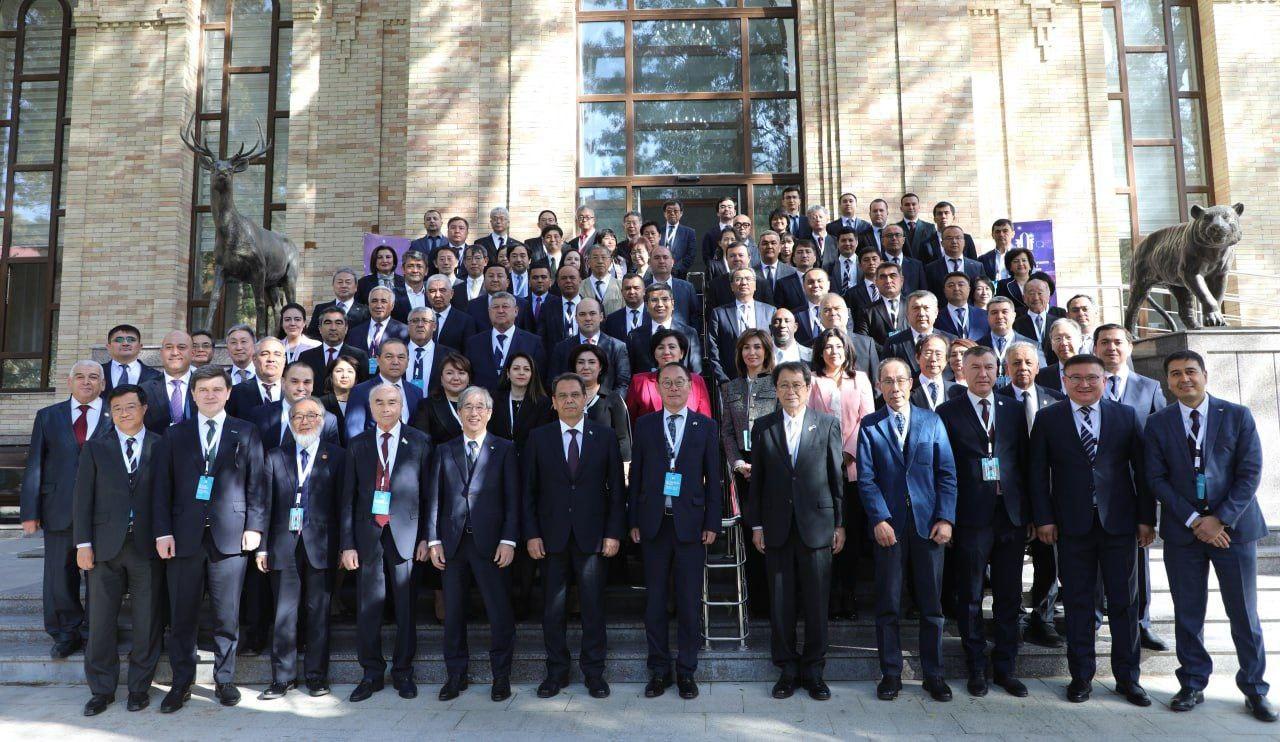 Gozal fohishalar va keksa erkaklar bilan porno